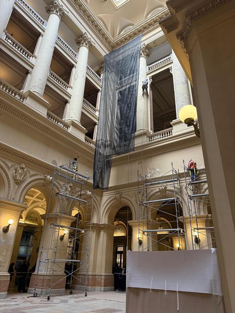 Tareas de restauración en el Salón de los Pasos Perdidos.