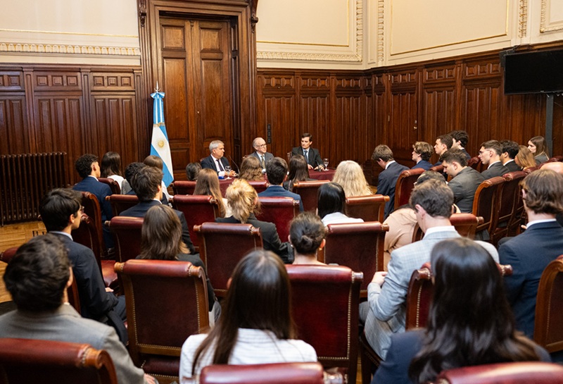 Encuentro con estudiantes de abogacía