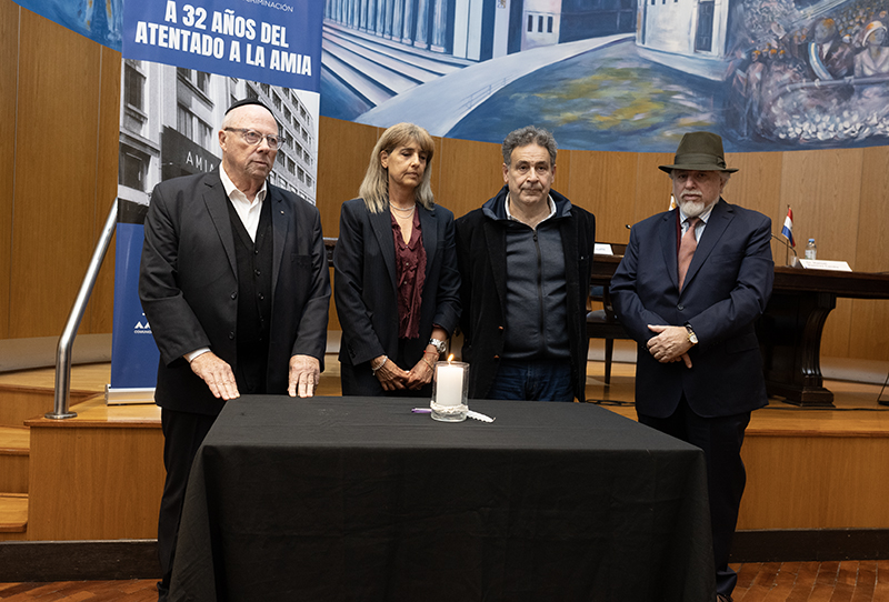 Encendido de una vela, recordando a las víctimas del atentado.